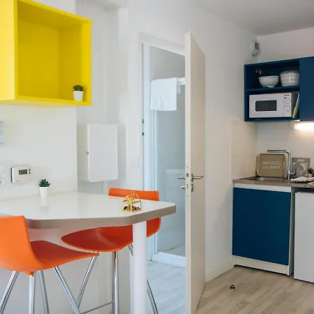 Twenty Business Flats Trigone 3* נים