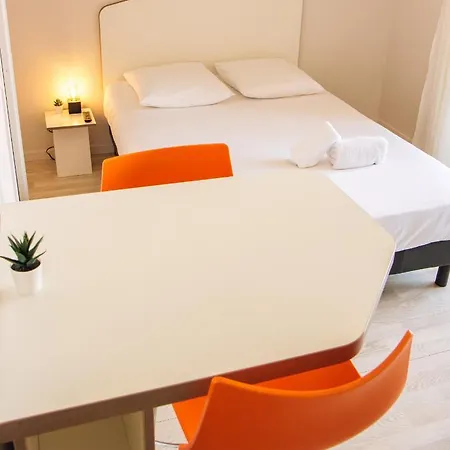 Twenty Business Flats Trigone Hotel